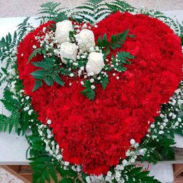 Floristería Ángeles corazón de claveles con detalles de rosas