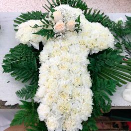 Floristería Ángeles cruz de claveles con detalle de rosas blancas